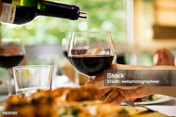 Wein Eingießen Stockfoto und mehr Bilder von Alkoholisches Getränk - Alkoholisches Getränk, Dienstleistung, Eine Person