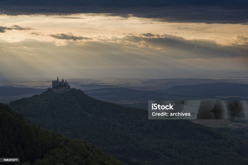 Panorama di Castello di Hohenzollern lunatico cielo notturno - Foto stock royalty-free di Ambientazione esterna