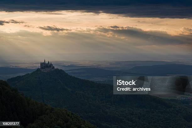 Panorama Di Castello Di Hohenzollern Lunatico Cielo Notturno - Fotografie stock e altre immagini di Ambientazione esterna