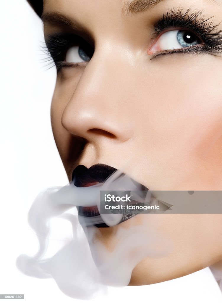 Jeune femme avec de la fumée En venant de noir lèvres - Photo de Contemplation libre de droits