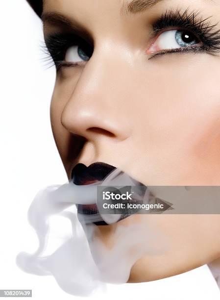 若い女性スモークから黒の口紅 - タバコを吸うのストックフォトや画像を多数ご用意 - タバコを吸う, 喫煙問題, 思索にふける