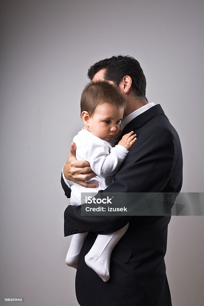 Homem vestindo Terno segurando um Bebê - Royalty-free Bebé Foto de stock