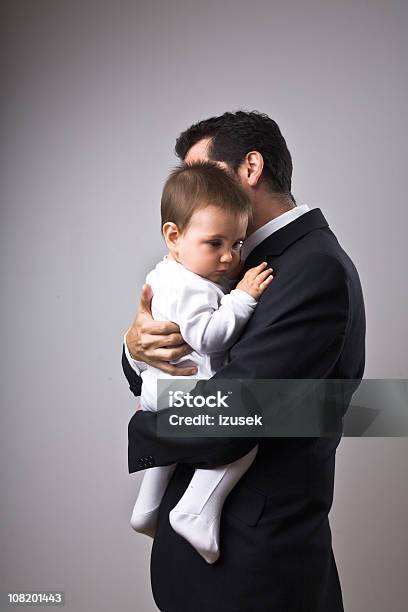 Homem Vestindo Terno Segurando Um Bebê - Fotografias de stock e mais imagens de Bebé - Bebé, Fotografia de Estúdio, Amor