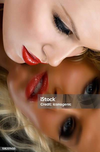 若い女性鏡で見ている小麦色のセルフ - 1人のストックフォトや画像を多数ご用意 - 1人, カラー画像, ファッションモデル