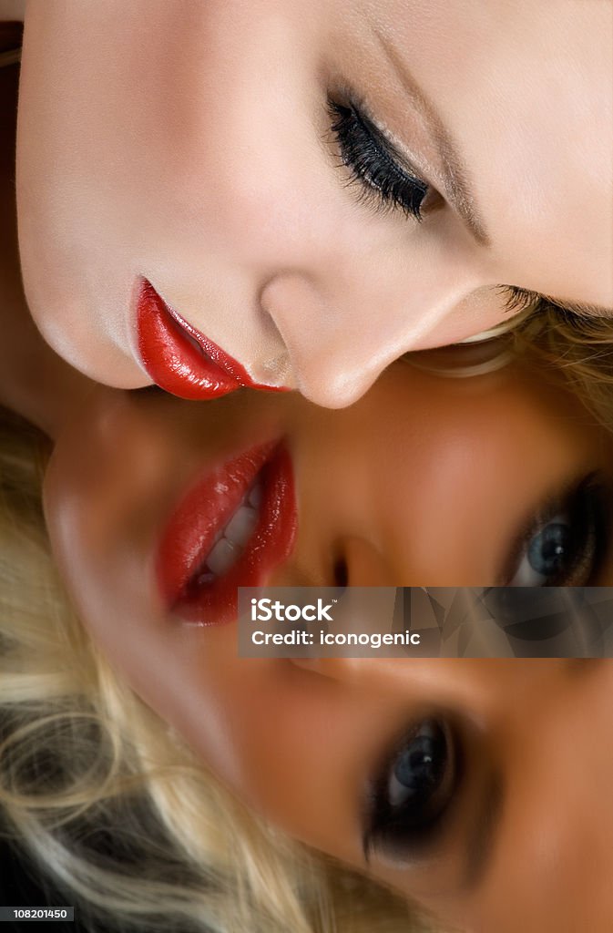 Jovem mulher olhando no espelho no bronzeado sem manobrista - Foto de stock de Adulto royalty-free