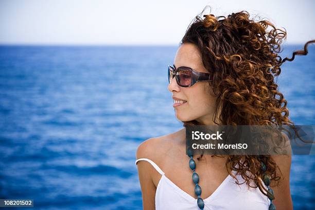 Photo libre de droit de Belle Fille Regardant Loin Sur Fond De Mer Bleue banque d'images et plus d'images libres de droit de Adulte - Adulte, Amour, Belle femme