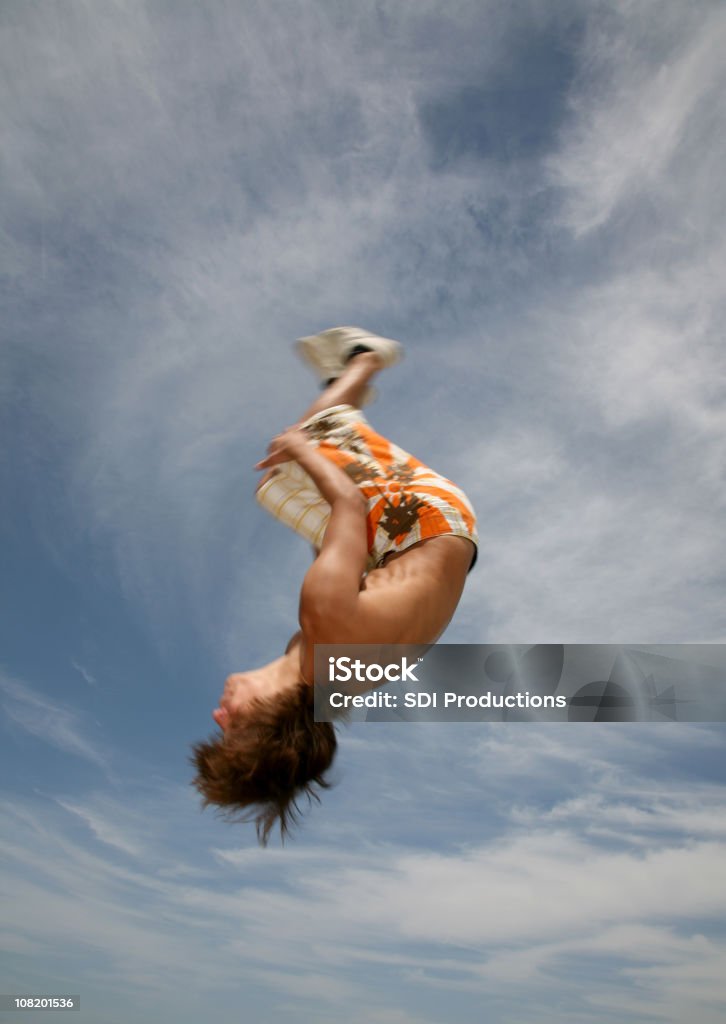 Desenfoque de cara de hombre joven al revés en el aire - Foto de stock de Adolescencia libre de derechos