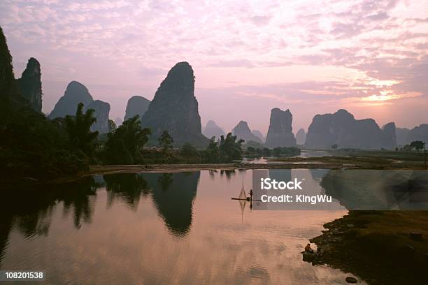 Río Li Al Amanecer Foto de stock y más banco de imágenes de Adulto - Adulto, Aire libre, Amanecer