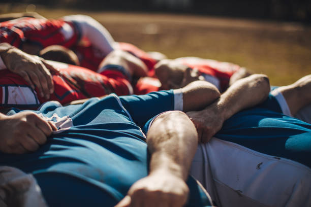 rugbyspelers tijdens het spel - rugby scrum stockfoto's en -beelden