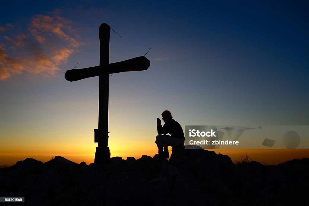 Prier à Dieu - Photo de Croix religieuse libre de droits