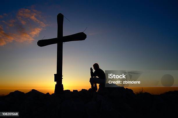 Молиться До Бог — стоковые фотографии и другие картинки Молиться - Молиться, Религиозный крест, Аура