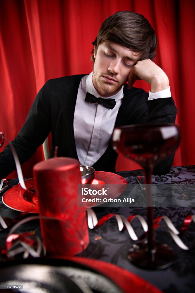 Junger Mann mit Fliege beim Einschlafen in Party Tisch - Lizenzfrei Eine Person Stock-Foto