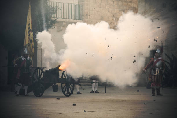 vintage canon être avec nuage de fumée - cannon photos et images de collection