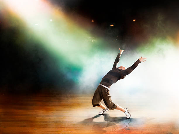 tanzen durch tageslicht - darstellender künstler stock-fotos und bilder