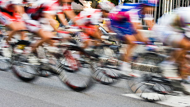 motion blur auf fahrrad rennen riders. farbe - internationales sportereignis stock-fotos und bilder