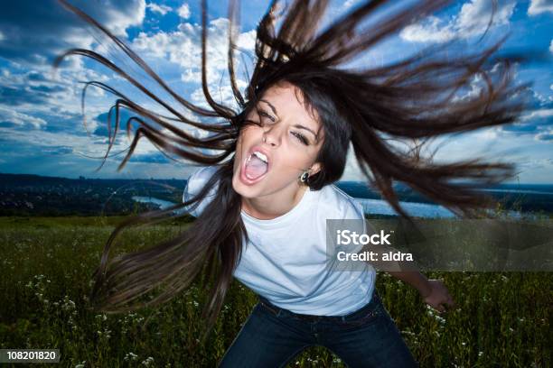 Junge Frau Schreien In Feld Mit Haare Fliegen Überall Stockfoto und mehr Bilder von Abenddämmerung