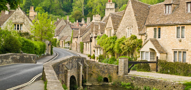 forro em chalés de estrada verde de vale arborizado - castle combe - fotografias e filmes do acervo