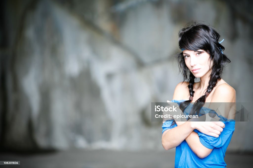 Молодые hippy американских женщина, глядя в камеру - Стоковые фото Бетонная стена роялти-фри