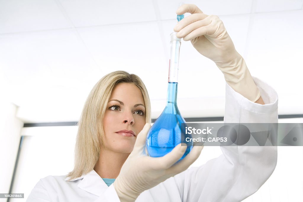 Wissenschaftler Frau In einem Labor Messen - Lizenzfrei Analysieren Stock-Foto