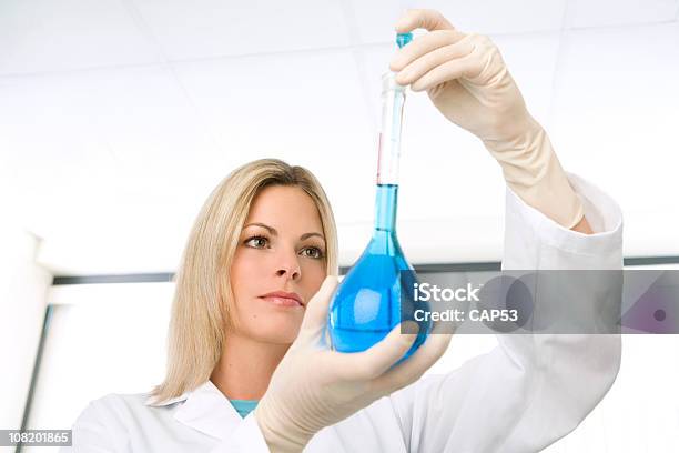 Wissenschaftler Frau In Einem Labor Messen Stockfoto und mehr Bilder von Analysieren - Analysieren, Attraktive Frau, Aufnahme von unten