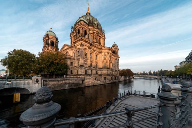 берлинский собор на реке шпрее осенью - berlin cathedral berlin germany museum island sunlight стоковые фото и изображения