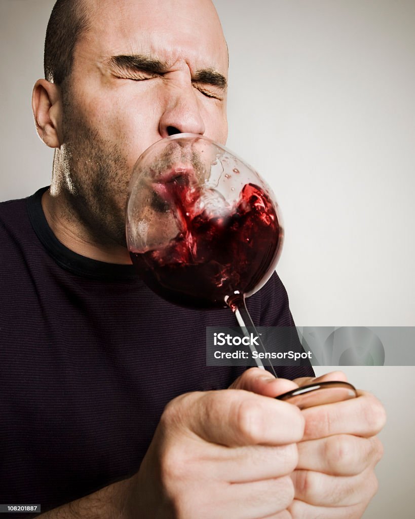 Homem que jogam água em vidro de vinho - Foto de stock de Vinho royalty-free