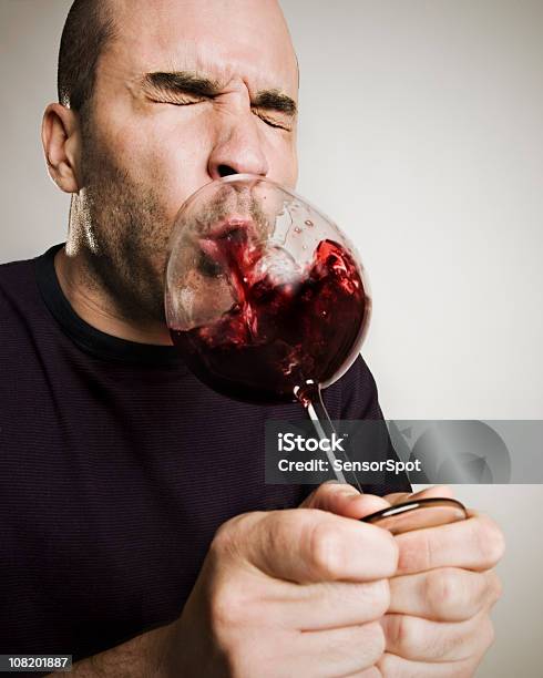 Foto de Homem Que Jogam Água Em Vidro De Vinho e mais fotos de stock de Vinho - Vinho, Desrespeito, Cuspindo