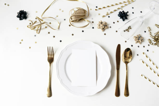 新年、クリスマス スタイル、プレート、カトラリー、紙吹雪星シャンパン ワイン グラスと黒とゴールドのテーブルの設定です。パーティーの装飾。レストラン メニューの空白のカードのモ - champagne celebration glass black ストックフォトと画像