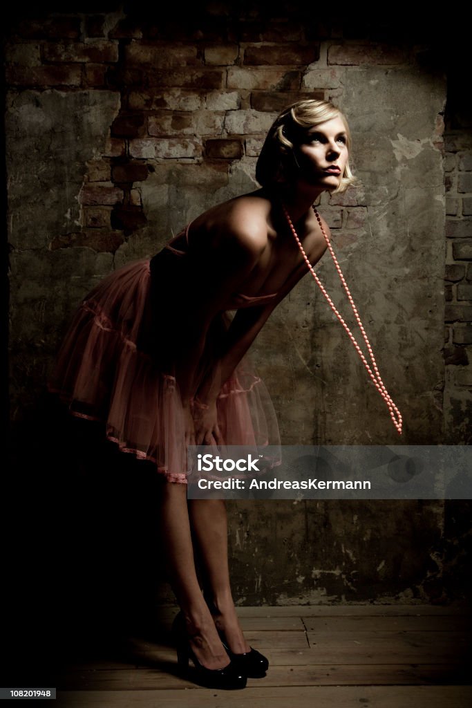 Porträt der jungen Frau mit lange Pink Pearl Necklace - Lizenzfrei Attraktive Frau Stock-Foto