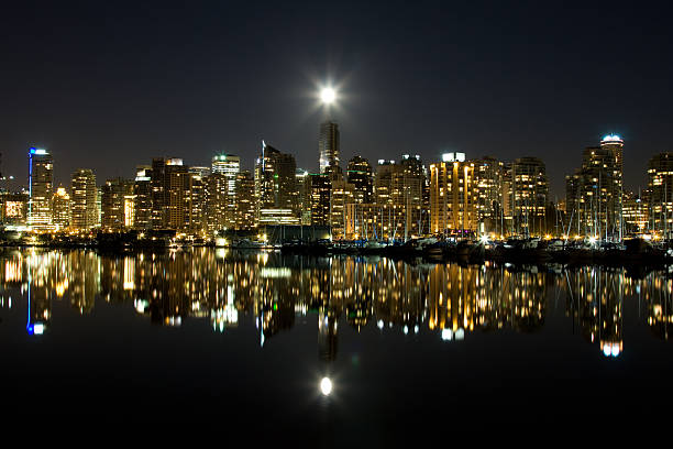 horizonte de vancouver, com a lua cheia de noite - vancouver harbor vancouver harbor marina - fotografias e filmes do acervo