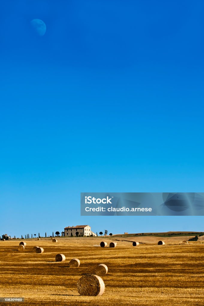 Dom w gospodarstwie rolnym w polu z Moon. Błękitne niebo. Obraz w kolorze - Zbiór zdjęć royalty-free (Balot)