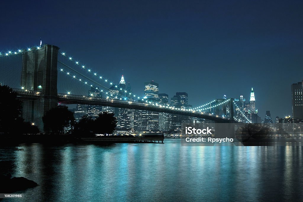 Ponte de Brooklyn e Manhattan Skyline - Royalty-free Noite Foto de stock
