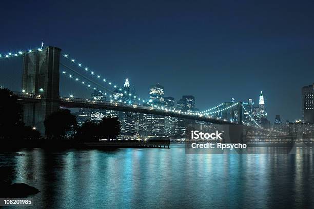 Ponte De Brooklyn E Manhattan Skyline - Fotografias de stock e mais imagens de Noite - Noite, Ponte de Brooklyn, Cabo de Aço