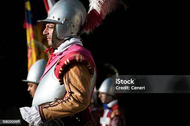 男性メディバル責任者の騎士のコスチュームを着ている - 中世のストックフォトや画像を多数ご用意 - 中世, 歴史再現劇, 歴史