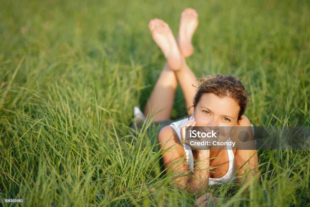 젊은 남자의 인물 사진 여자아이 편안한 녹색 잔디 - 로열티 프리 낮 스톡 사진