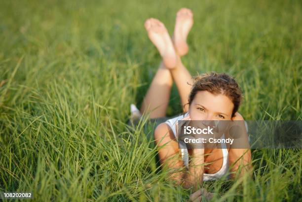 젊은 남자의 인물 사진 여자아이 편안한 녹색 잔디 낮에 대한 스톡 사진 및 기타 이미지 - 낮, 녹색, 들