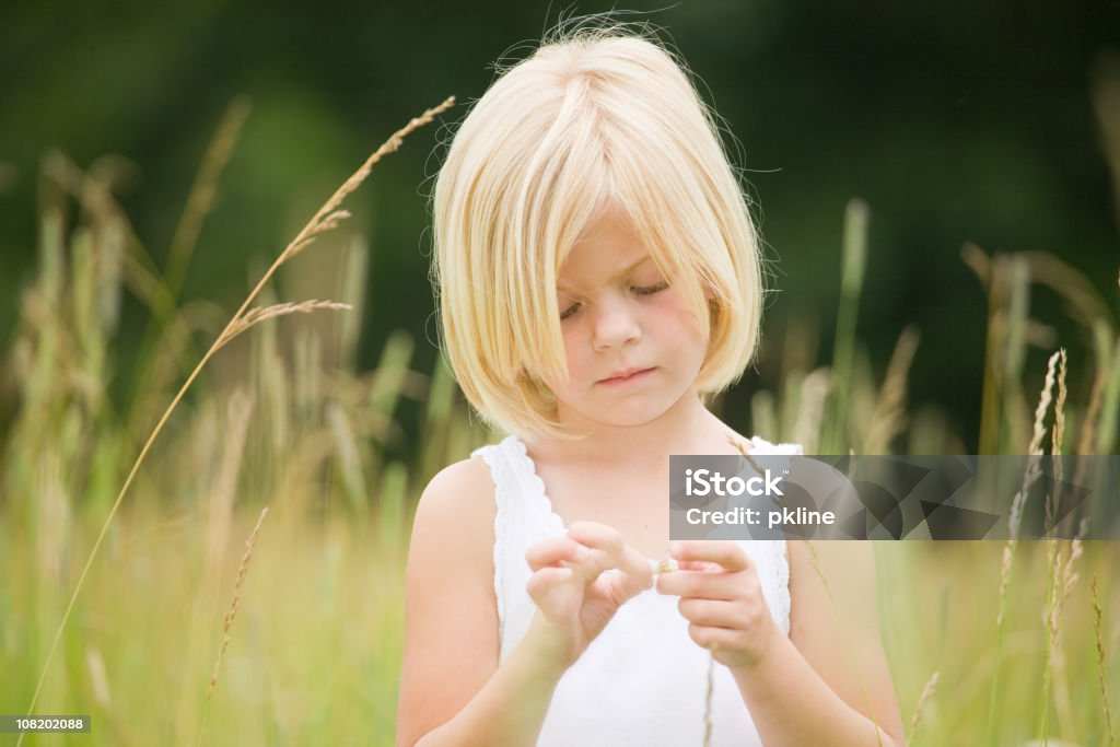 Pequena Menina Loira afastando um Granadilha - Royalty-free 6-7 Anos Foto de stock