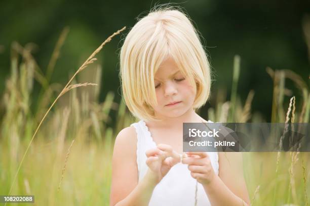 Pequena Menina Loira Afastando Um Granadilha - Fotografias de stock e mais imagens de 6-7 Anos - 6-7 Anos, Ao Ar Livre, Branco