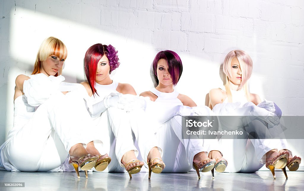 Quatro mulheres jovens com penteados modernos de branco - Foto de stock de Adulto royalty-free