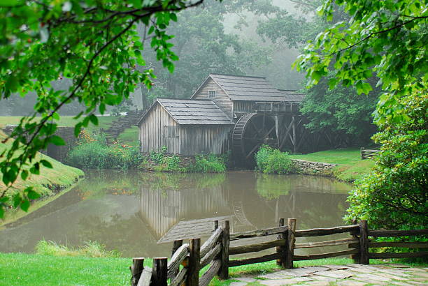 mabry mill на кромке пруд - water wheel стоковые фото и изображения