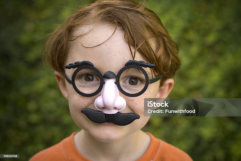 Bambino capelli rossi, Disguise occhiali, rendendo & ragazzo smorfie & Costume di Halloween - Foto stock royalty-free di 4-5 anni