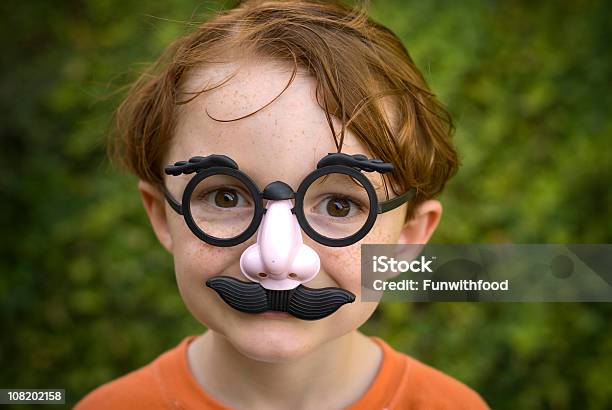 Bambino Capelli Rossi Disguise Occhiali Rendendo Ragazzo Smorfie Costume Di Halloween - Fotografie stock e altre immagini di 4-5 anni