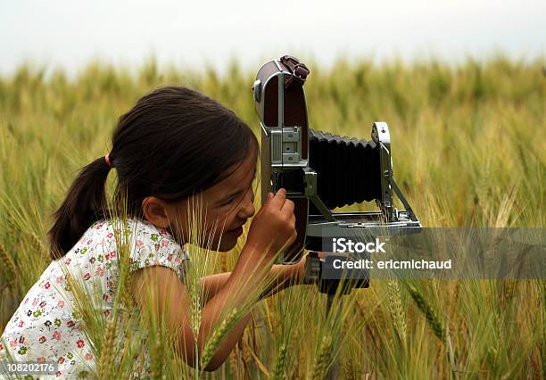 Kleines Mädchen Fotografieren In Field Mit Retrokamera Stockfoto und mehr Bilder von Fotografieren