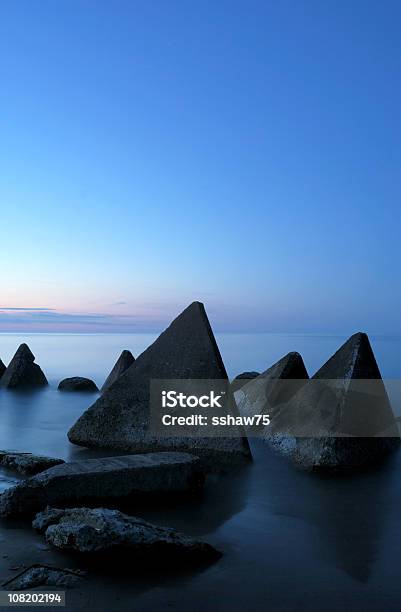 Triangular Formas En Un Breakwater Cemento Foto de stock y más banco de imágenes de Aire libre - Aire libre, Azul, Belleza de la naturaleza