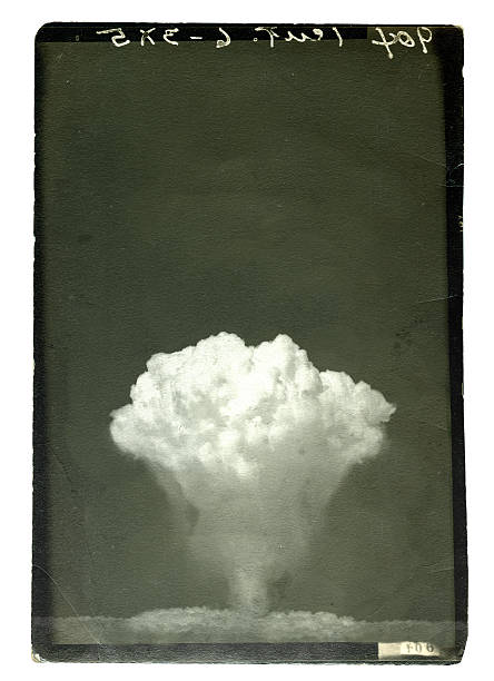 area 51 - mushroom cloud nuclear weapon exploding weapon stock-fotos und bilder