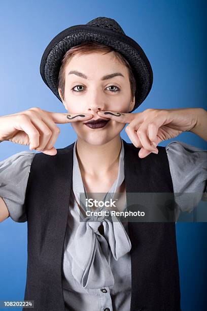 Finger Schnurrbart Stockfoto und mehr Bilder von Attraktive Frau - Attraktive Frau, Blauer Hintergrund, Blick in die Kamera