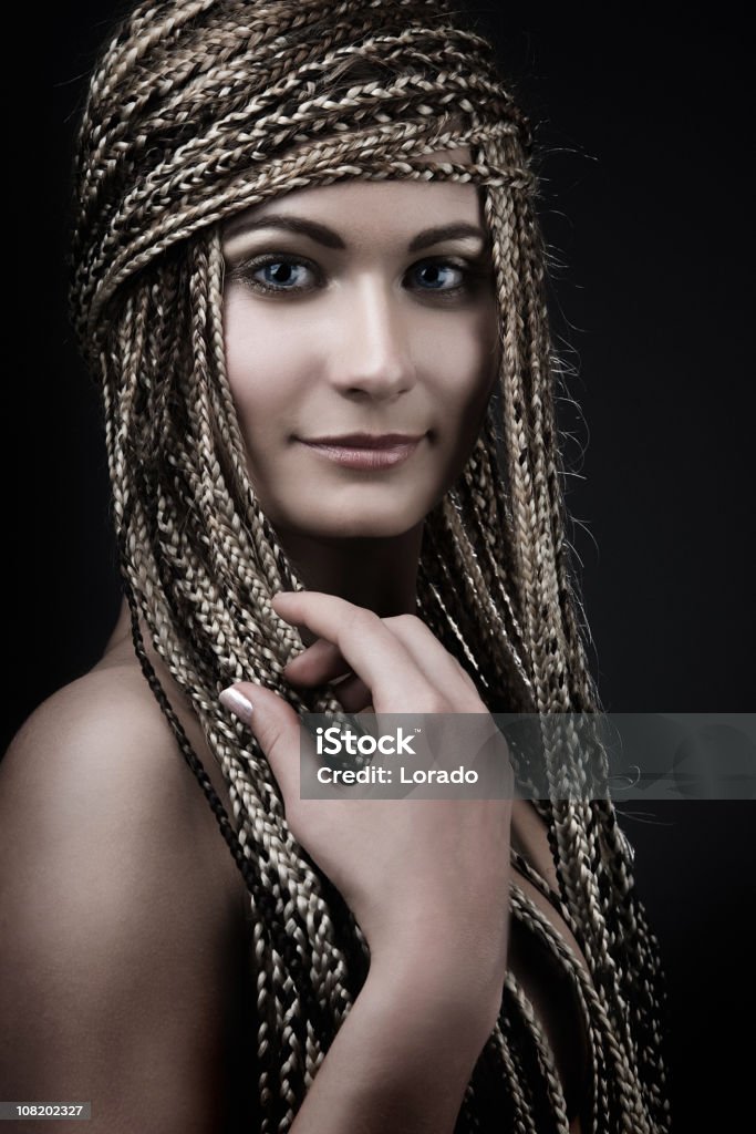 Jeune femme avec Long Cheveux tressés - Photo de Adulte libre de droits