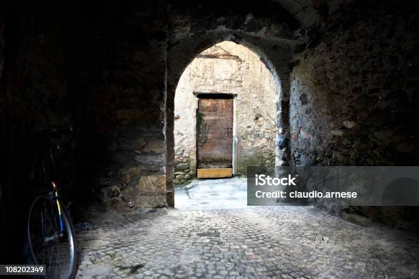 Medievale Alley Immagine A Colori - Fotografie stock e altre immagini di Liguria - Liguria, Casa, Cittadina