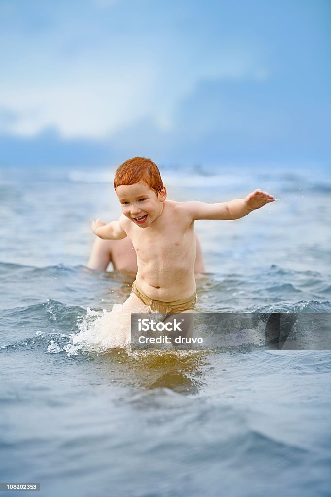 미소 소년만 게임하기 물 해변의 - 로열티 프리 구름 스톡 사진