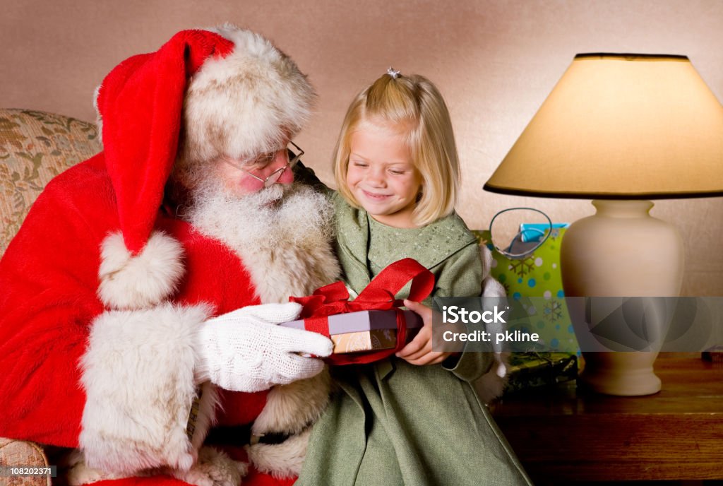 Feliz pequeña niña rubia recibe un regalo de Santa - Foto de stock de Dar libre de derechos